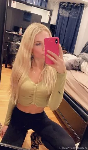 Laroseee nude photo #0031