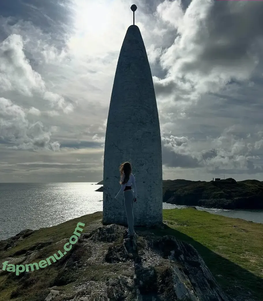 Larsen Thompson nude photo #1090 (larsenthompson / larsenthompsonofficial)