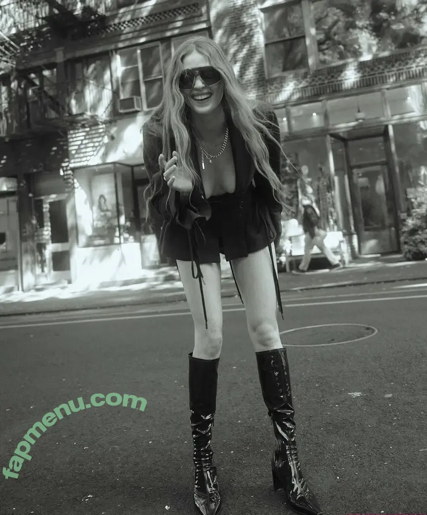 Larsen Thompson nude photo #1113 (larsenthompson)