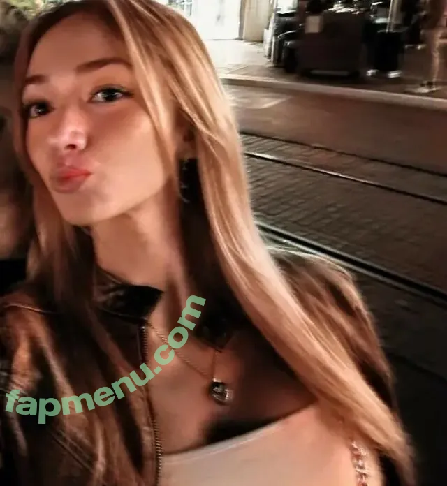 Laselyii nude photo #0020 (llessliiie / luvliii)
