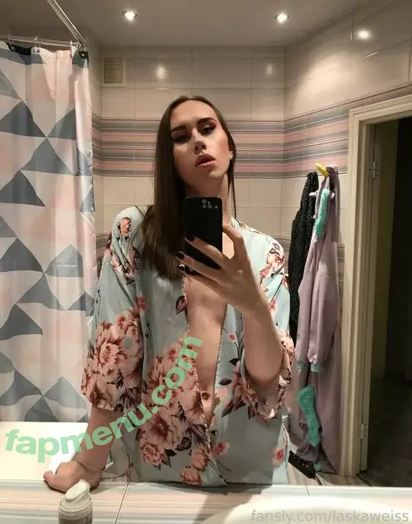 Laska nude photo #0004 (laskatheband / laskaweiss)