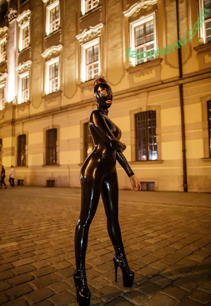 latex_fox nude photo #0008 (LatexFox / latex_fox__)