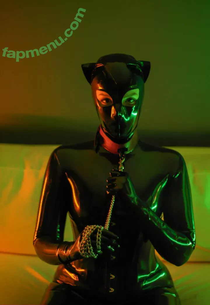 latex_fox nude photo #0020 (LatexFox / latex_fox__)