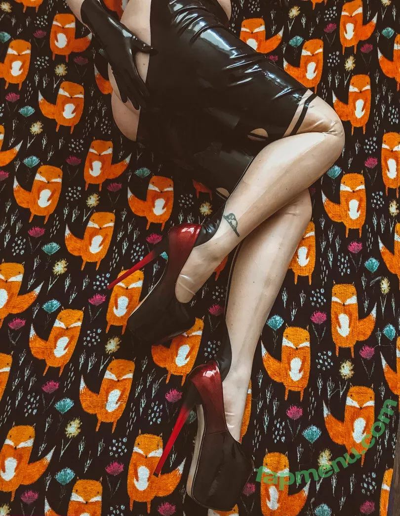 latex_fox nude photo #0030 (LatexFox / latex_fox__)