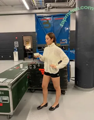 Laufey Lin / laufey nude photo #0558