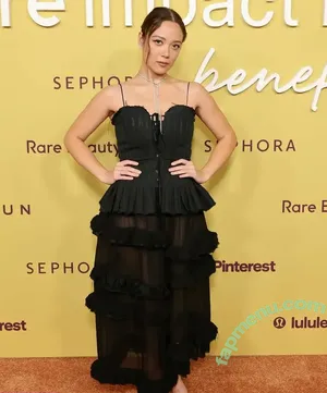 Laufey Lin / laufey nude photo #0560