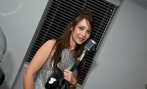 Laufey Lin / laufey nude photo #0614