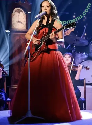 Laufey Lin / laufey nude photo #0651