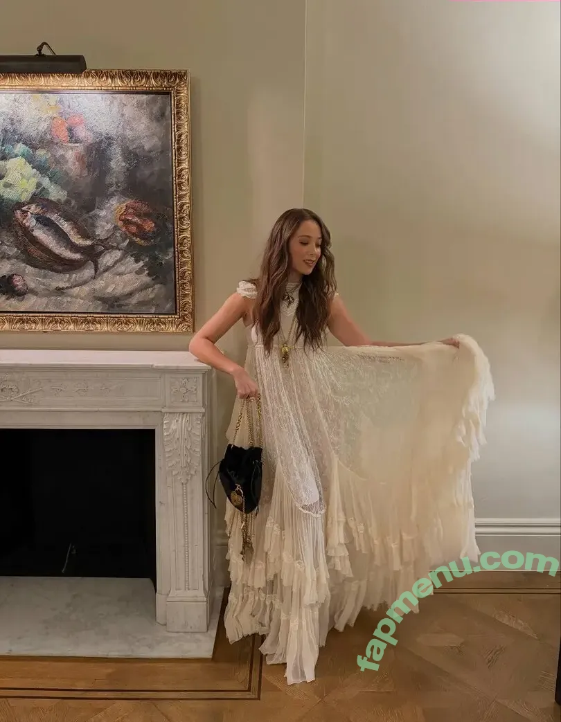 Laufey Lin nude photo #0622 (laufey)