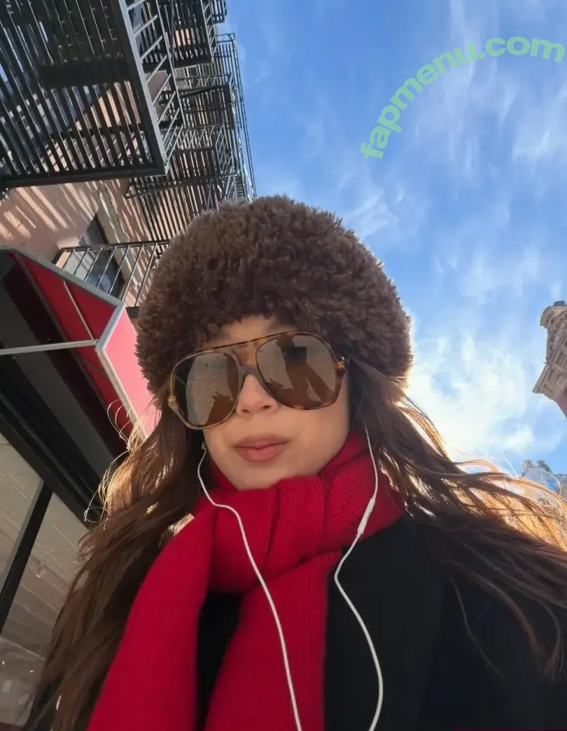 Laufey Lin nude photo #0658 (laufey)