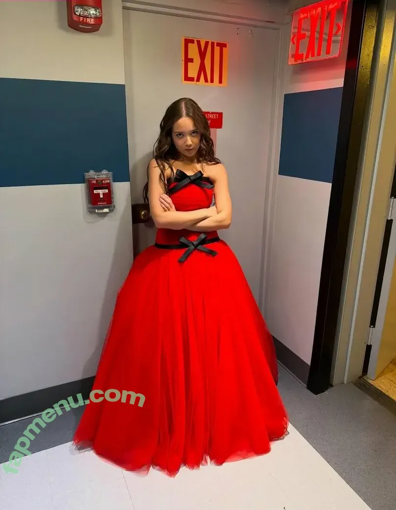 Laufey Lin nude photo #0660 (laufey)