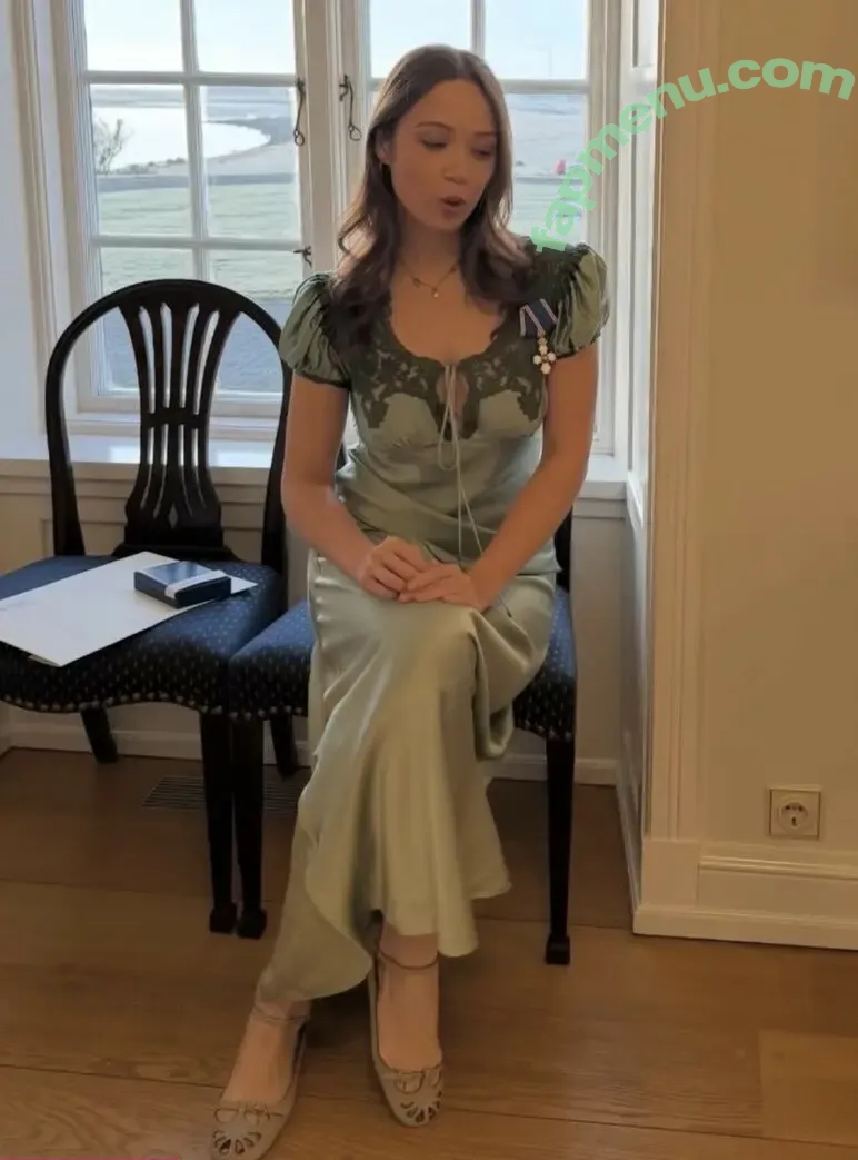 Laufey Lin nude photo #0687 (laufey)