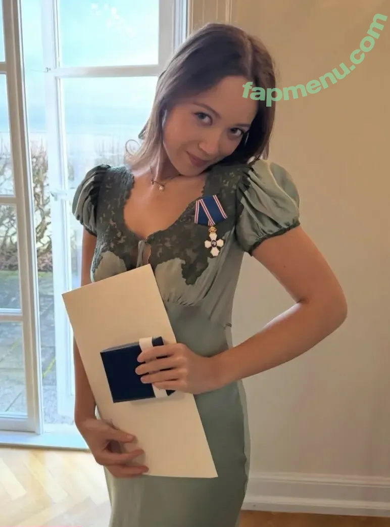 Laufey Lin nude photo #0690 (laufey)