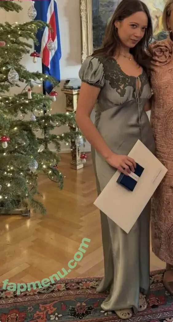 Laufey Lin nude photo #0691 (laufey)