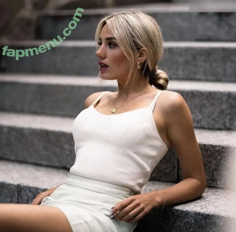 Laura Block nude photo #0025 (blocklaura / laura__block)