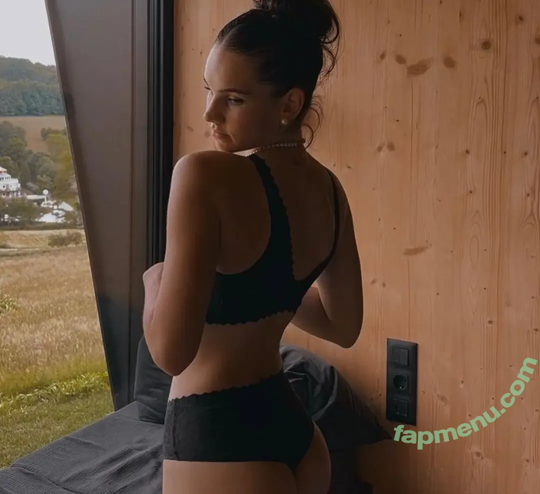 Laura Marie Soons nude photo #0003 (laurachesnok)