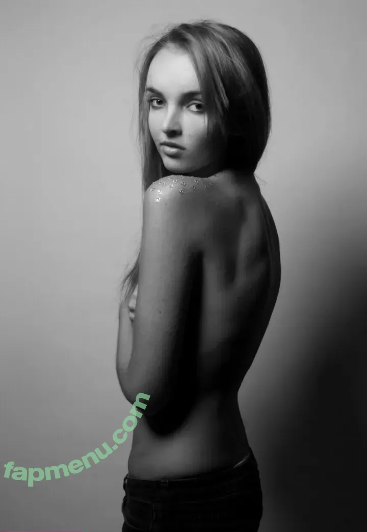 Laura Model nude photo #0021 (Laura Model)