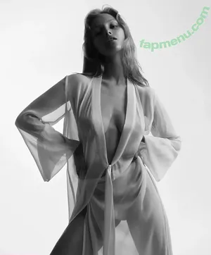 Laura Oganessian / lauraoganessian nude photo #0051