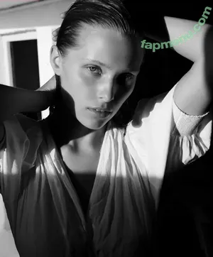 Laura Oganessian / lauraoganessian nude photo #0052