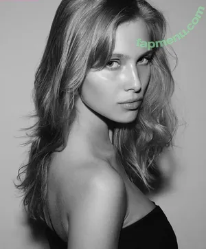 Laura Oganessian / lauraoganessian nude photo #0056