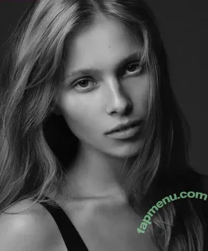 Laura Oganessian / lauraoganessian nude photo #0060