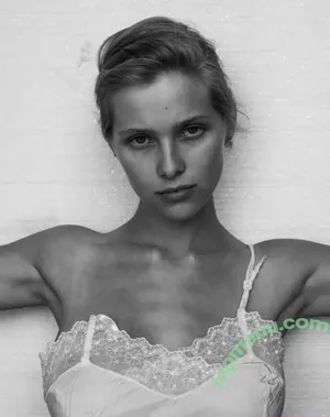 Laura Oganessian / lauraoganessian nude photo #0066