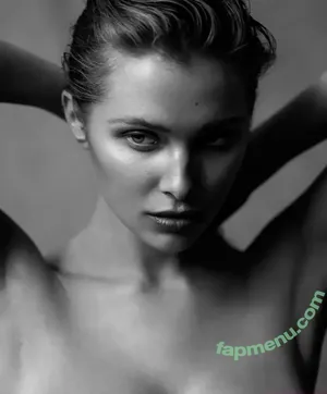 Laura Oganessian / lauraoganessian nude photo #0075