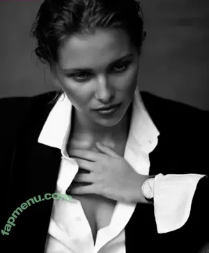 Laura Oganessian / lauraoganessian nude photo #0111