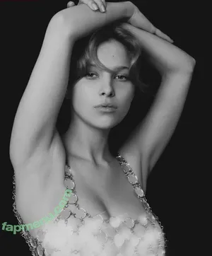Laura Oganessian / lauraoganessian nude photo #0124