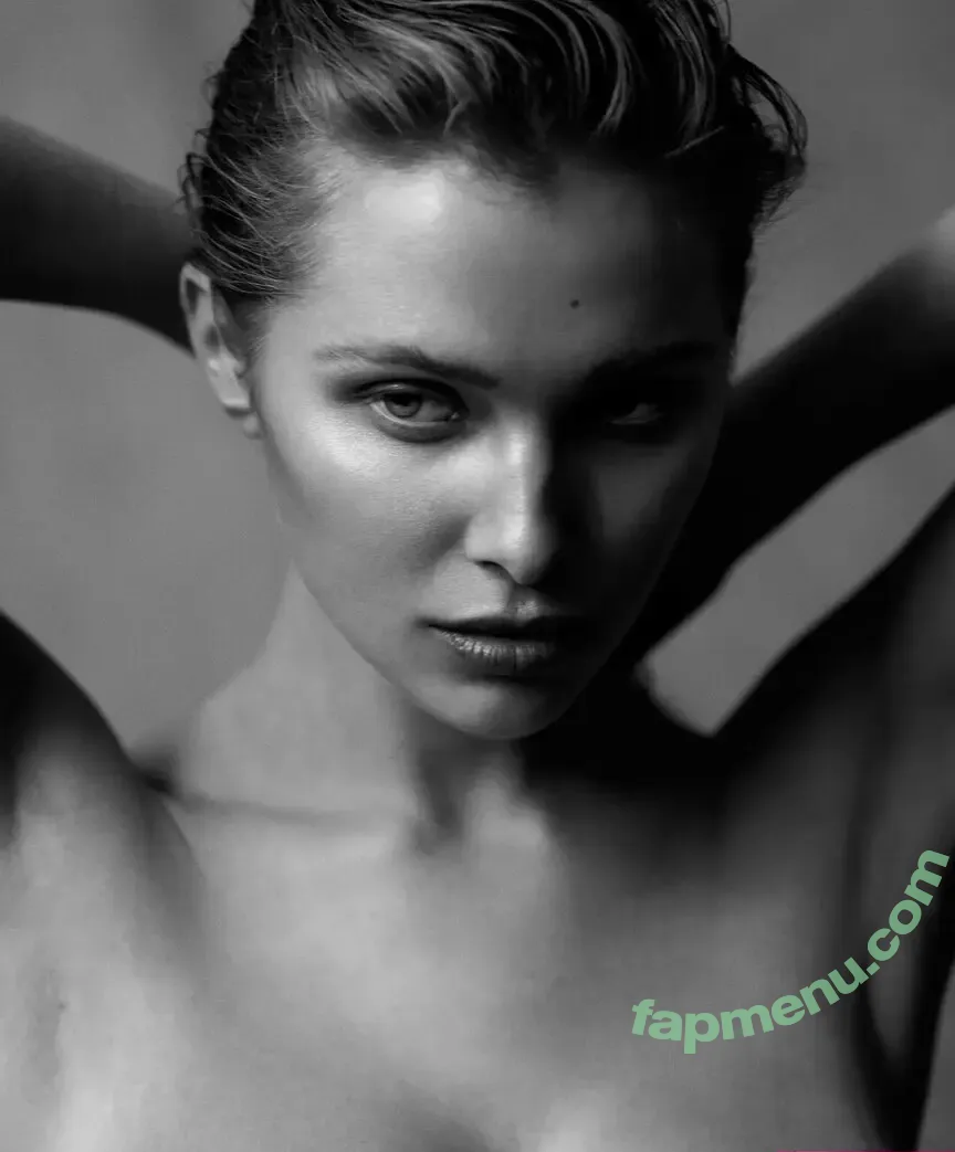 Laura Oganessian nude photo #0075 (lauraoganessian)