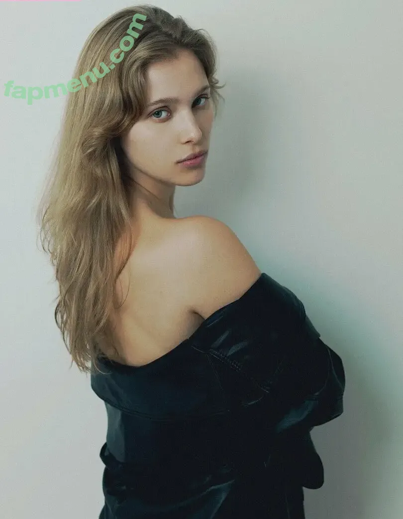 Laura Oganessian nude photo #0130 (lauraoganessian)