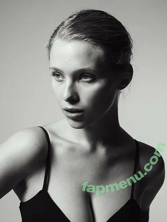 Laura Oganessian nude photo #0141 (lauraoganessian)