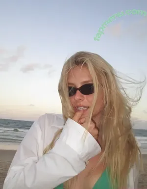 Laura Schadeck / lauraschadeck nude photo #0126