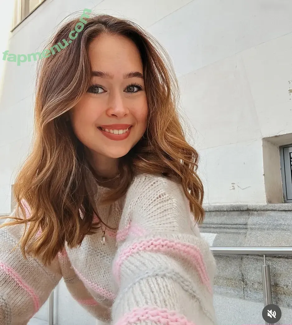 Laura Sophie nude photo #0139 (laurachesnok / laurasorooo)