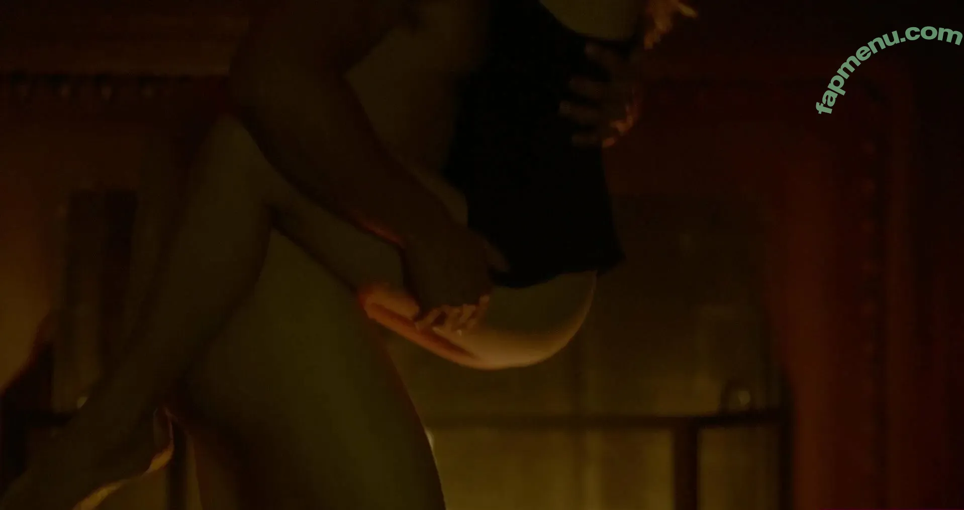 Laura Vandervoort nude photo #0004 (lauravandervoort)