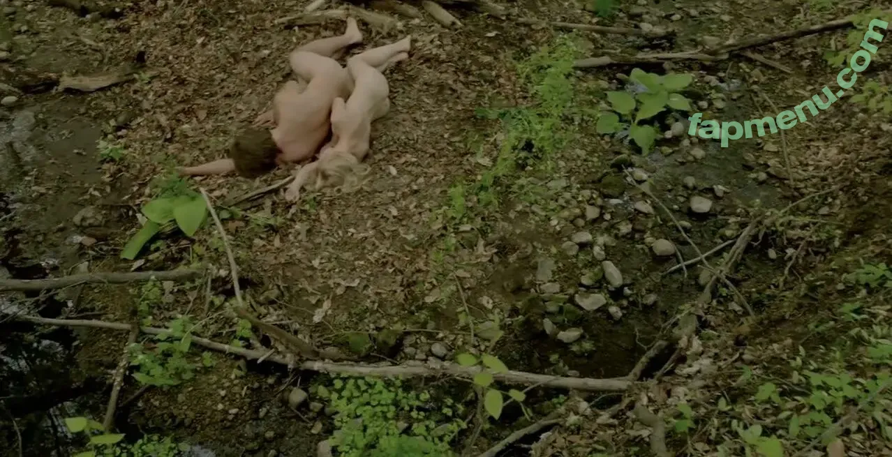 Laura Vandervoort nude photo #0020 (lauravandervoort)