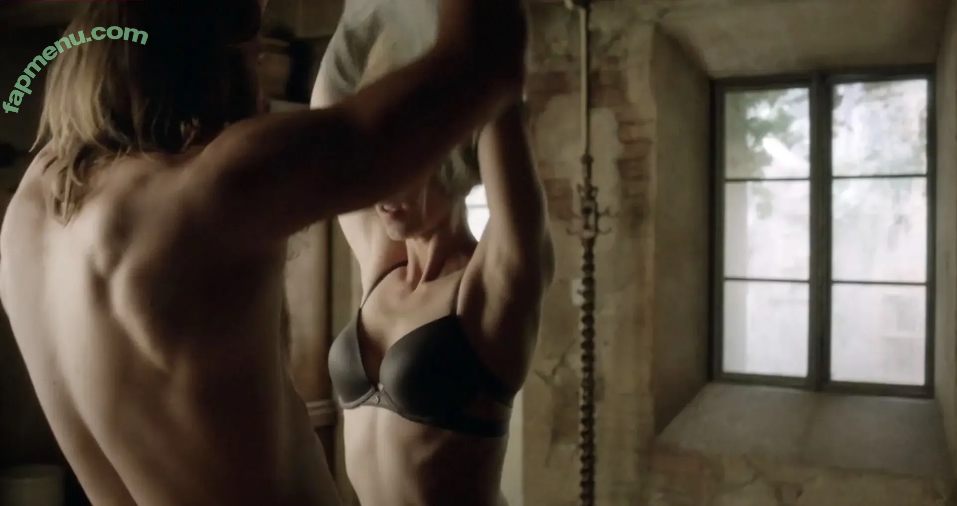 Laura Vandervoort nude photo #0023 (lauravandervoort)