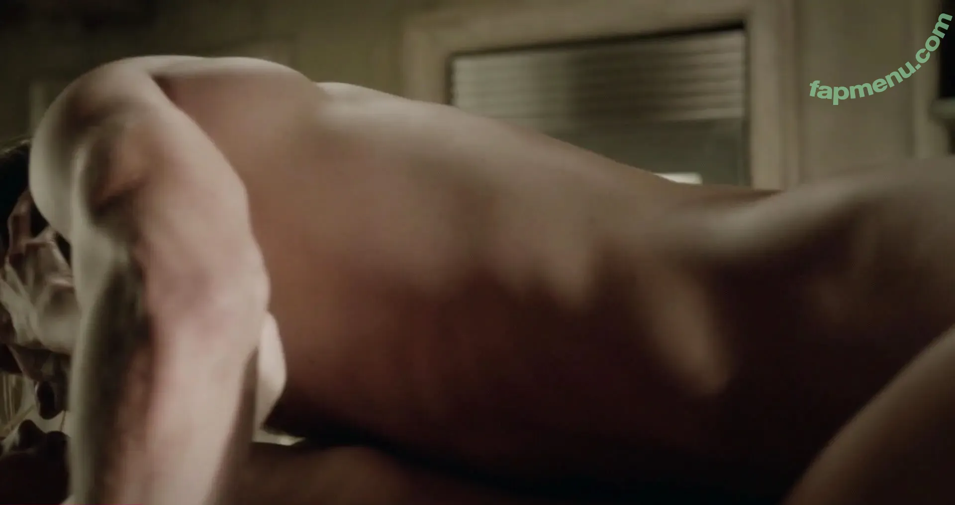 Laura Vandervoort nude photo #0028 (lauravandervoort)
