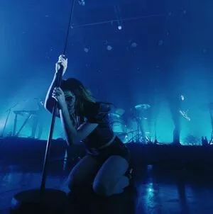 Lauren Mayberry / laurenevemayberry nude photo #0153