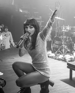 Lauren Mayberry / laurenevemayberry nude photo #0604