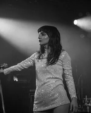 Lauren Mayberry / laurenevemayberry nude photo #0607