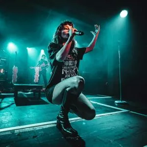 Lauren Mayberry / laurenevemayberry nude photo #0616