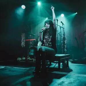 Lauren Mayberry / laurenevemayberry nude photo #0622