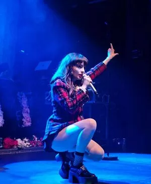 Lauren Mayberry / laurenevemayberry nude photo #0628