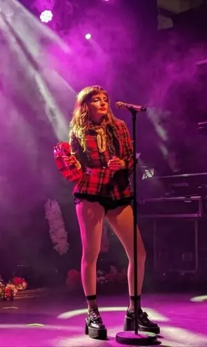 Lauren Mayberry / laurenevemayberry nude photo #0635