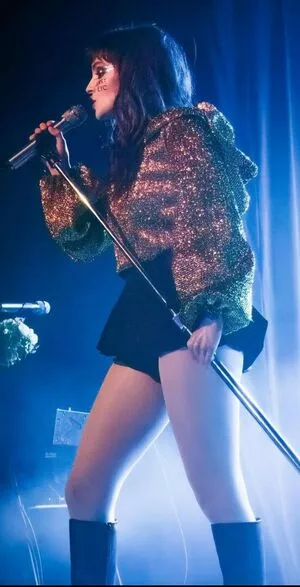 Lauren Mayberry / laurenevemayberry nude photo #0660