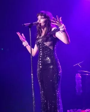 Lauren Mayberry / laurenevemayberry nude photo #0668