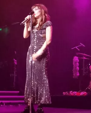 Lauren Mayberry / laurenevemayberry nude photo #0670