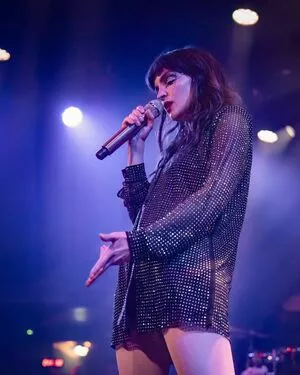 Lauren Mayberry / laurenevemayberry nude photo #0673