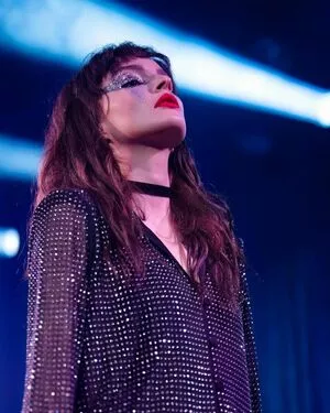 Lauren Mayberry / laurenevemayberry nude photo #0679